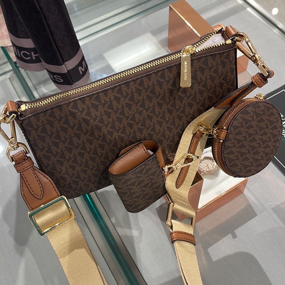 MICHAEL KORS
Jet Set Logo Crossbody Bag with Case Apple Airpods Pro®
Brown
NWT - Picture 16 of 16